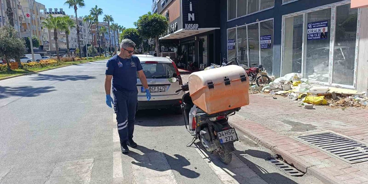 Yayalara Yol Veren Otomobile Arkadan Çarpan Motosiklet Sürücüsü Yaralandı