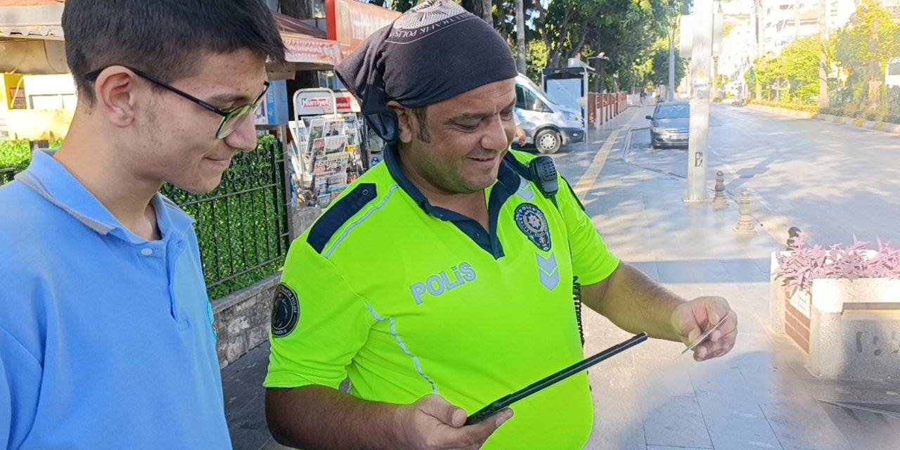 Kargo Şubesinden Ehliyeti Aldı, Sevincini  Kapı Önündeki Trafik Polisiyle Paylaştı