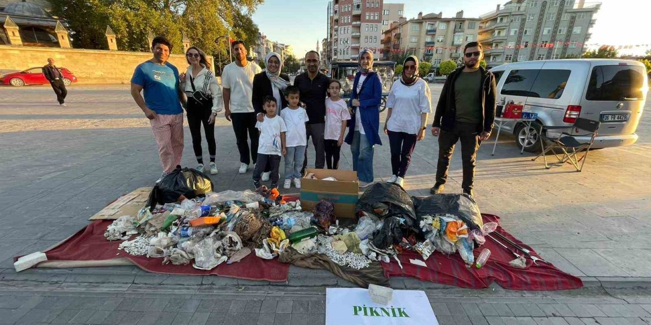 Mesire Alanında Topladığı Çöpleri Farkındalık İçin Şehir Meydanında Sergiledi