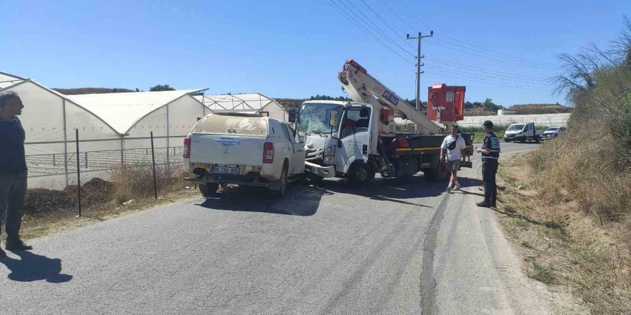 Kamyonla Otomobil Kafa Kafaya Çarpıştı: 3 Yaralı
