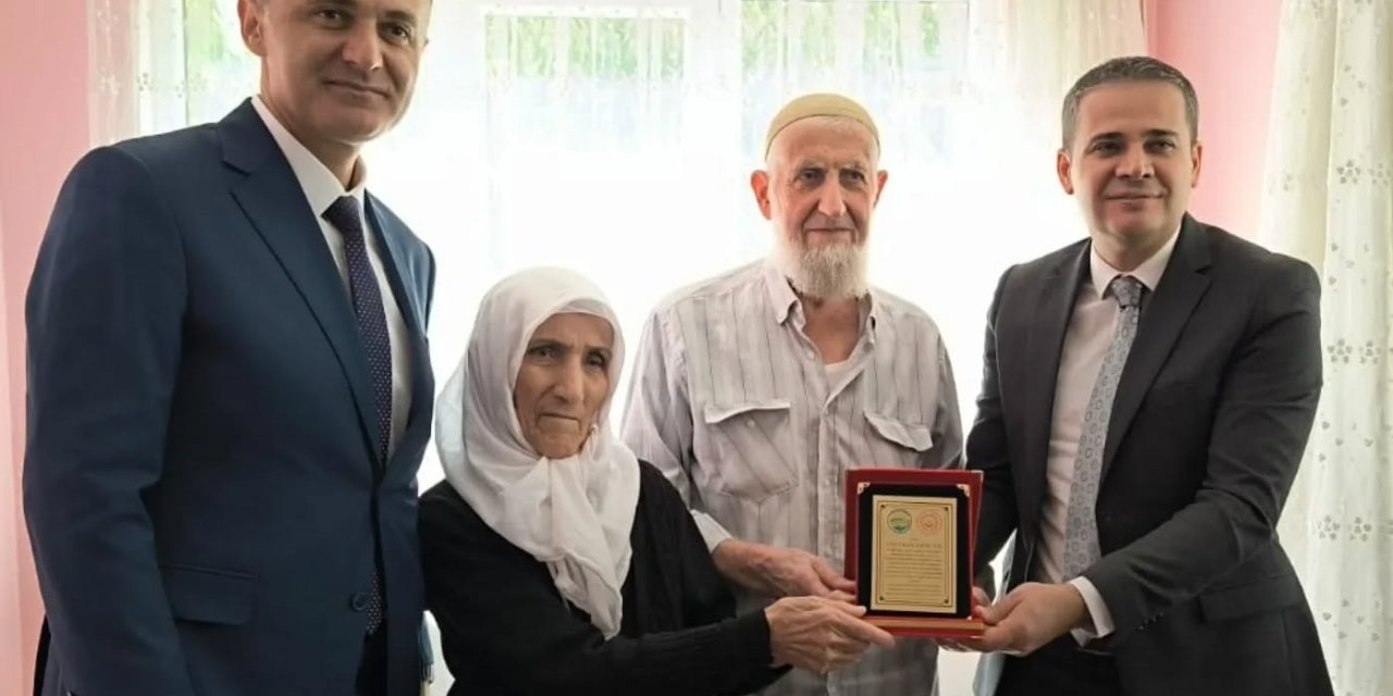 Beyşehir’de Örnek Çiftlere Plaket Verildi