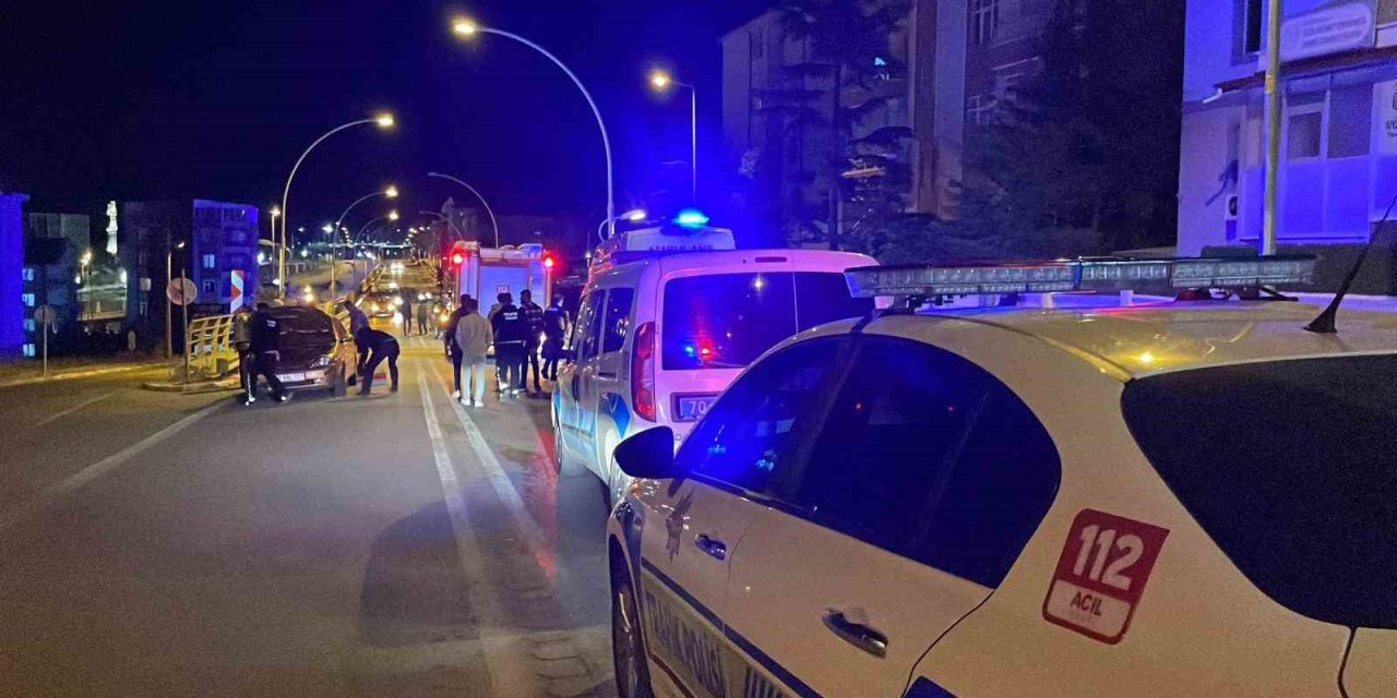 Üst Geçitte Otomobil İle Hafif Ticari Araç Çarpıştı: 1 Yaralı