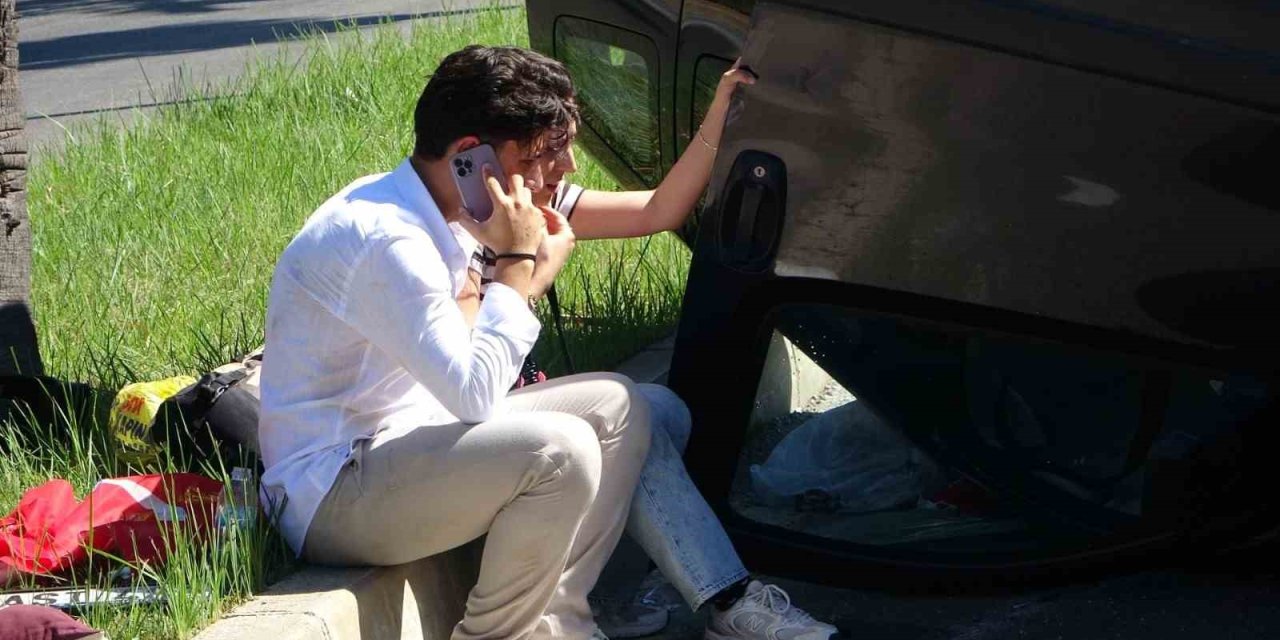 Palmiyeye Çarpan Araç Takla Attı: 2 Yaralı