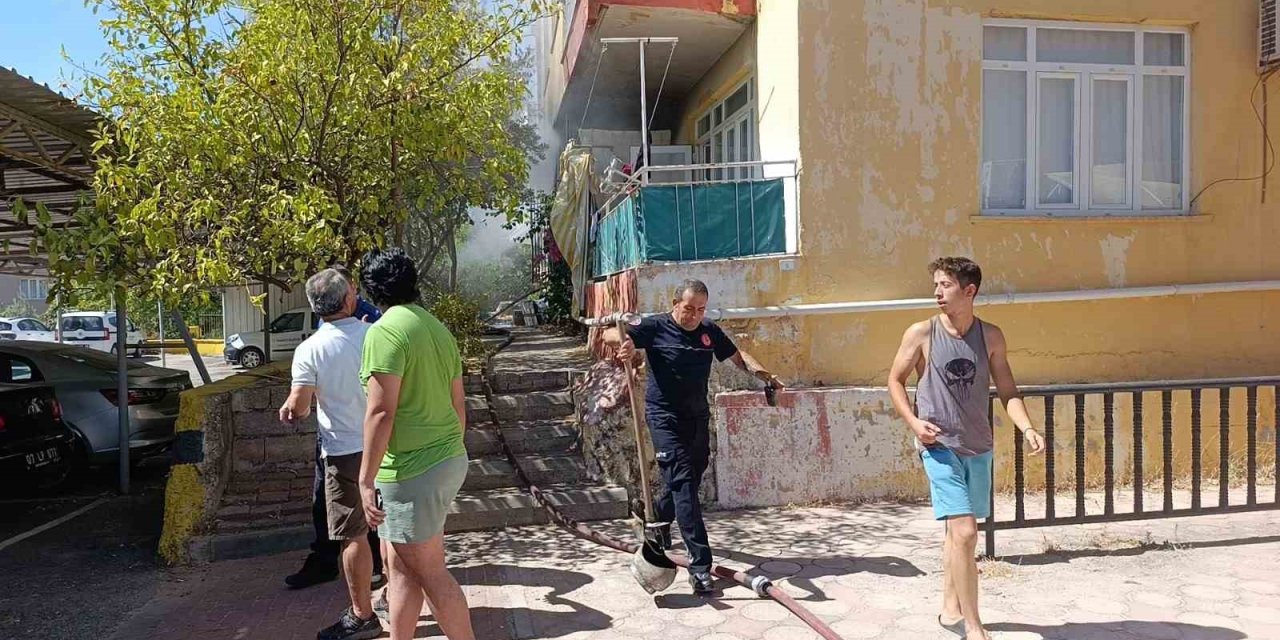 Manavgat’ta 2 Katlı Evde Çıkan Yangın Paniğe Neden Oldu