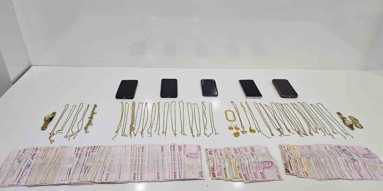 O Anlar Kamerda: Kuyumcuları Sahte Altınla Dolandırdılar, Yakalandılar