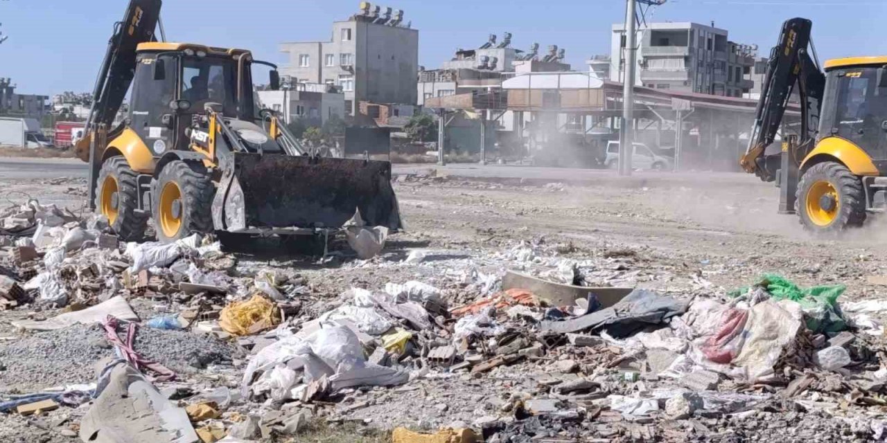 Akdeniz Belediyesi 4 Mahalleden 20 Kamyon Atık Topladı