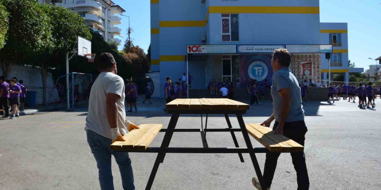 Büyükşehir’den Kurumlara Bank Ve Piknik Masası Desteği