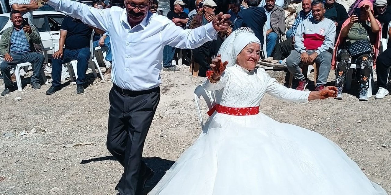 Bitmeyen Aşk: 4 Çocuklu 9 Torunlu Çift, 40 Yıl Sonra Düğün Yaptı