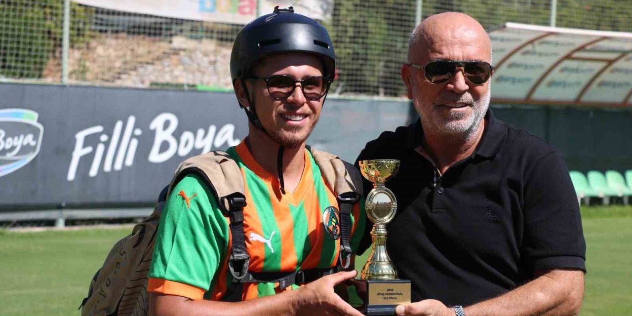 Dünya Üçüncülüğü Kupası İle Alanyaspor Tesislerine Paraşütle İndi, Kupa’yı Başkan Çavuşoğlu’na Takdim Etti