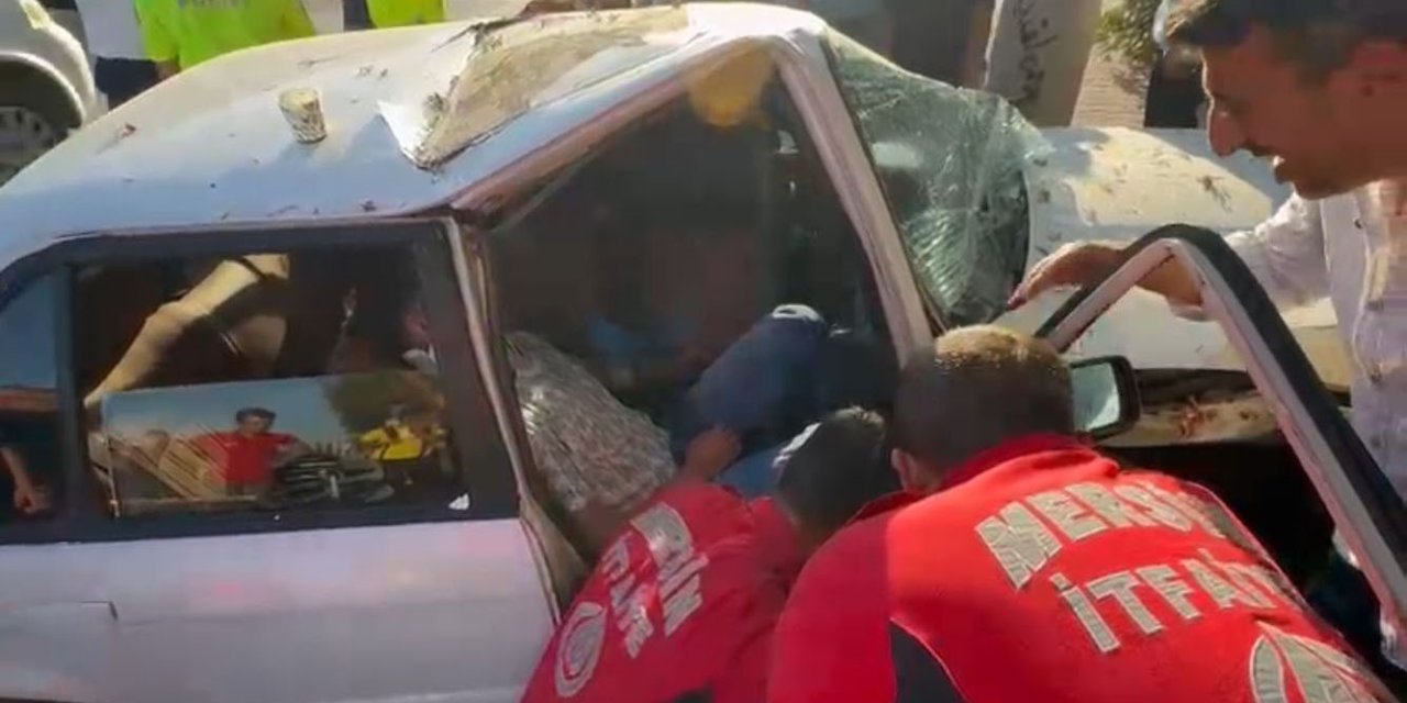 Otomobilde Sıkışan Yaralıyı İtfaiye Erleri Kapıyı Keserek Kurtardı