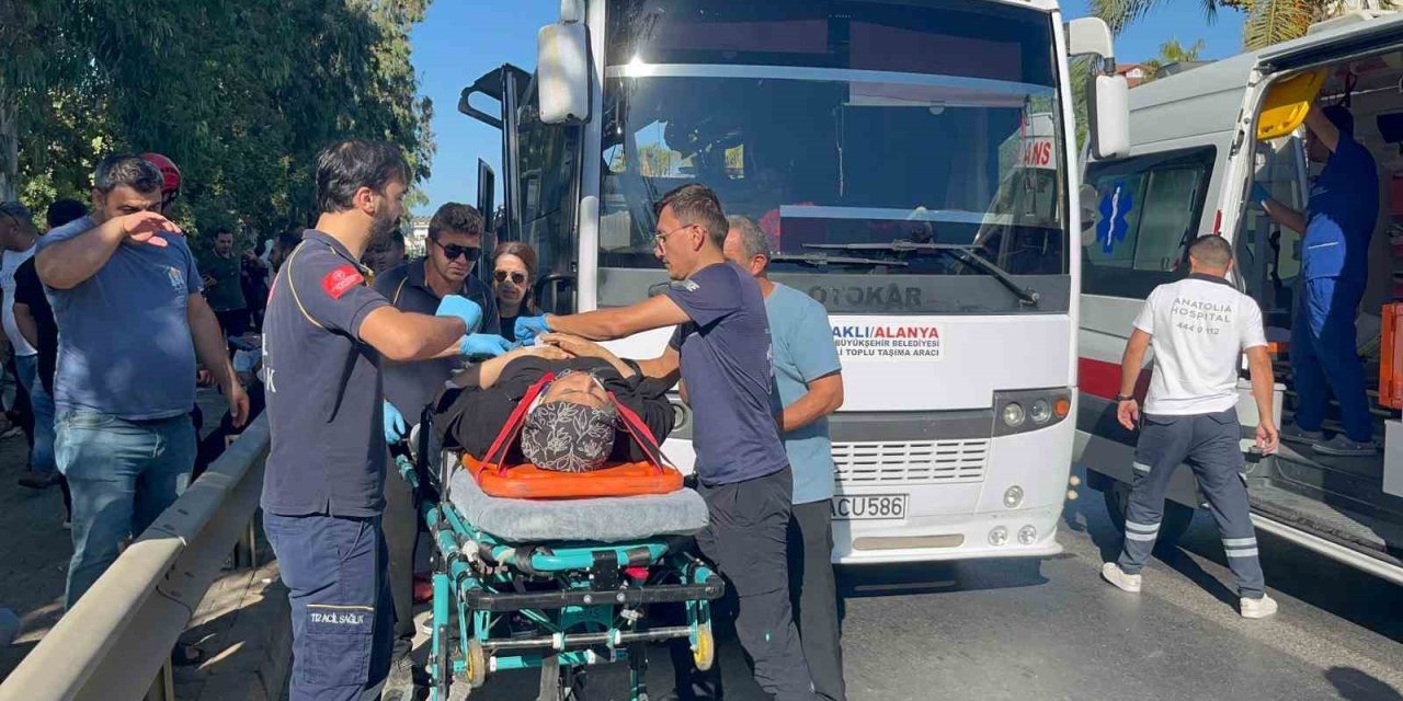 Alanya’da Tur Otobüsüyle Yolcu Midibüsü Çarpıştı: 2’si Ağır 15 Yaralı
