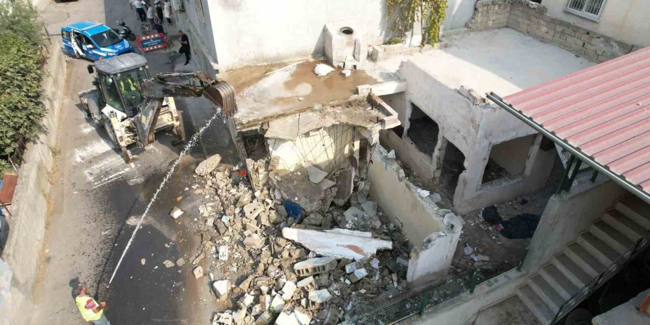 Mersin’de Metruk Bina Kontrollü Şekilde Yıkıldı