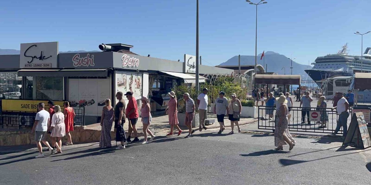 Kruvaziyer Gemisi Bin 769 Yolcu 733 Mürettebatlı Alanya’ya Demirledi