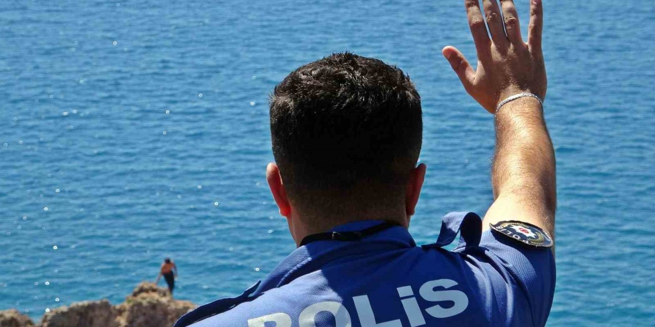 Falezlerden Tehlikeli Atlayış Keyfine, Polisin ‘atlarsan Karakola Götürürüm’ Sözü Engel Oldu