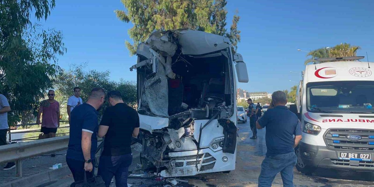 Alanya’da Midibüslerin Çarpıştığı Kazada 15 Yaralıdan 2’sinin Durumu Ciddiyetini Koruyor