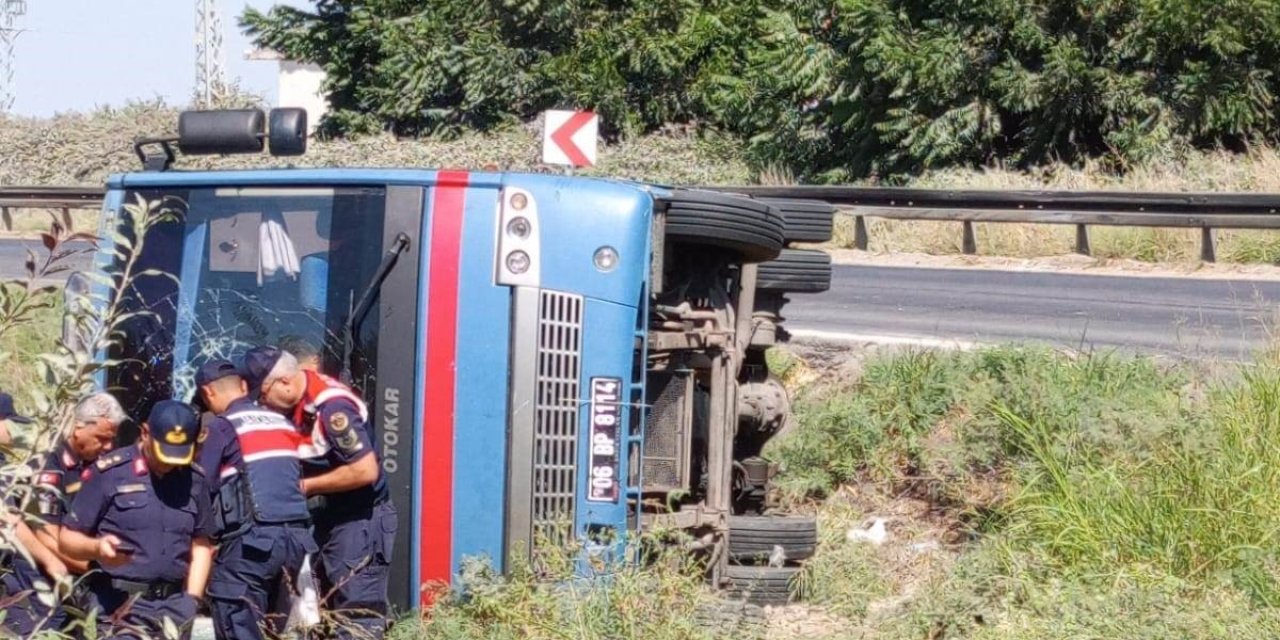 Tarsus’ta Cezaevi Ring Aracı Devrildi: 12 Yaralı