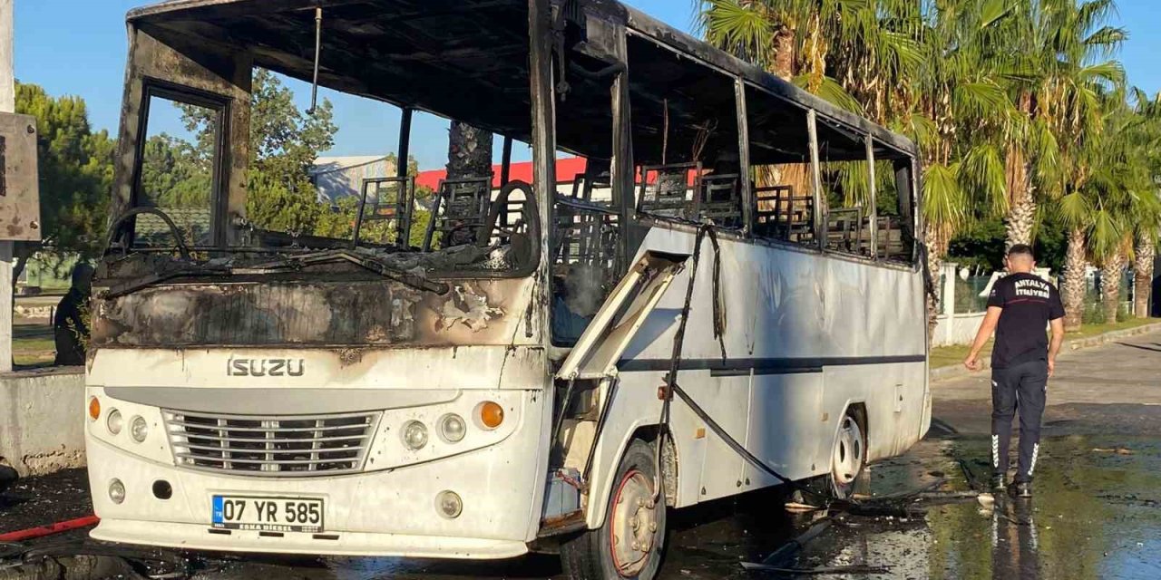 Antalya’da Park Halindeki Midibüs Alev Alev Yandı
