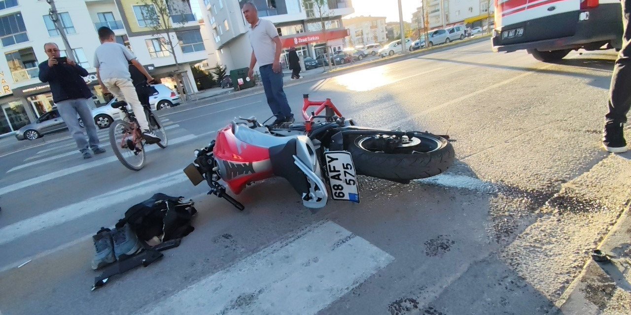 Servis Minibüsü İle Motosiklet Çarpıştı: 1 Ağır Yaralı