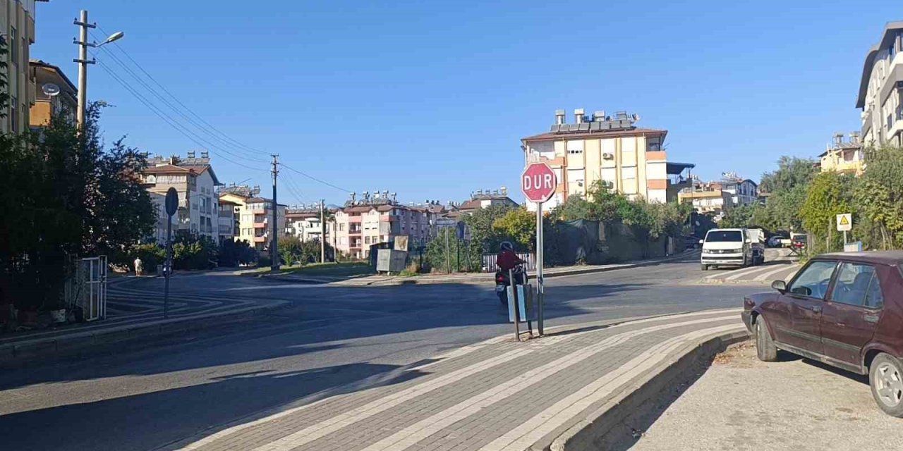 ‘dur’ Levhasına Rağmen Durmayan Motorlu Bisiklet Otomobile Çarptı: 1 Yaralı