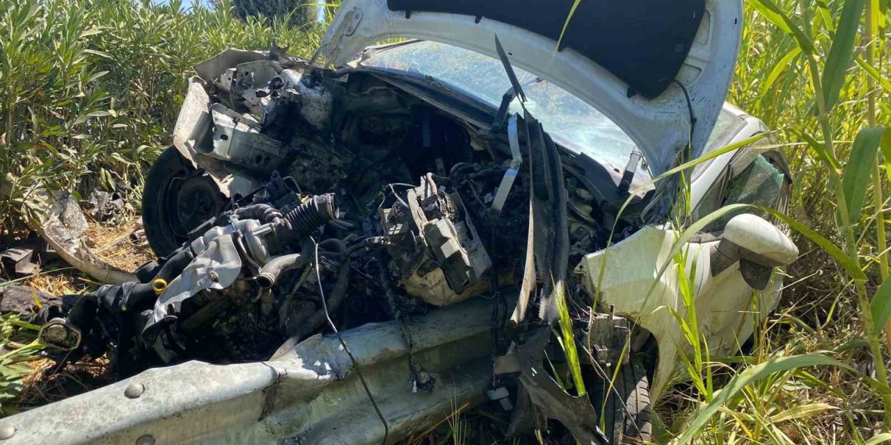 Yoldan Çıkan Otomobilin Motoruna Demir Bariyer Saplandı: 1 Yaralı