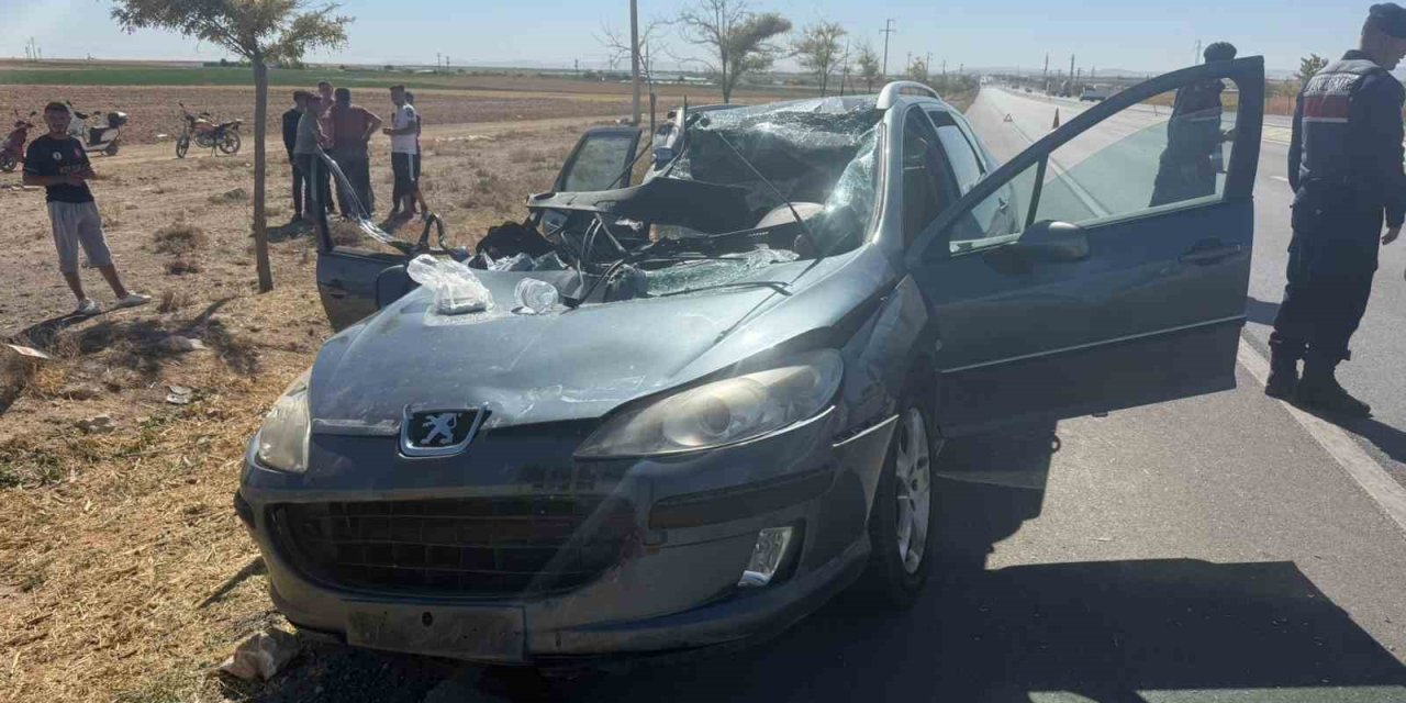 Tıra Arkadan Çarpan Otomobil Hurdaya Döndü: 2 Yaralı