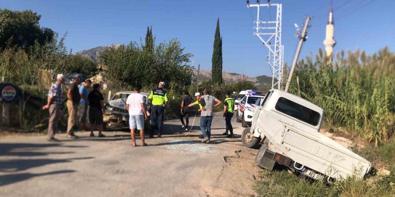 Serik’te Otomobil İle Kamyonet Kafa Kafaya Çarpıştı: 2 Yaralı