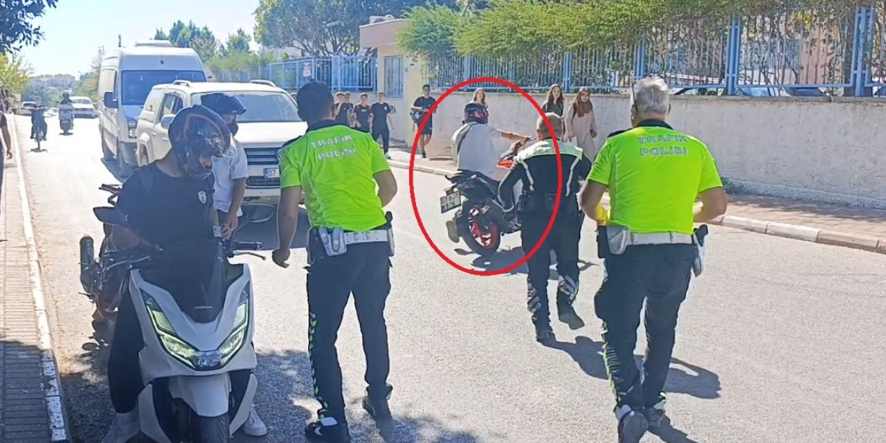 Denetime Takılan Motosikletli Polisin Arkasını Dönmesini Fırsat Bilip ’u’ Dönüşü Yaparak Kaçtı