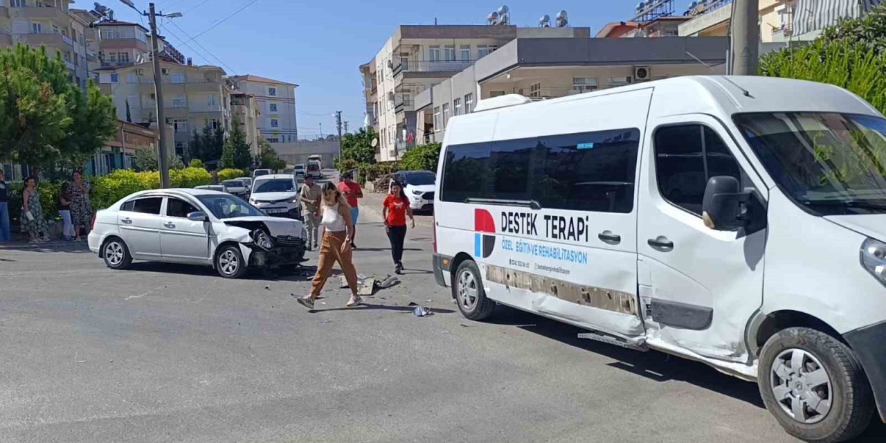 Manavgat’ta Okul Servisi İle Otomobil Çarpıştı: 2 Yaralı