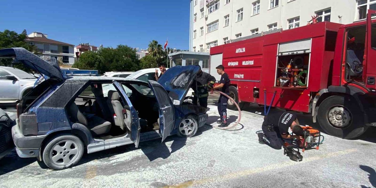 Hastane Otoparkında Park Halindeki Otomobil Yanarak Kullanılamaz Hale Geldi