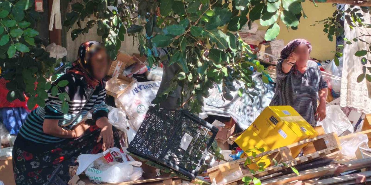 Çöp Eve Temizliğe Gelen Belediye Ekiplerine Zor Anlar Yaşattı