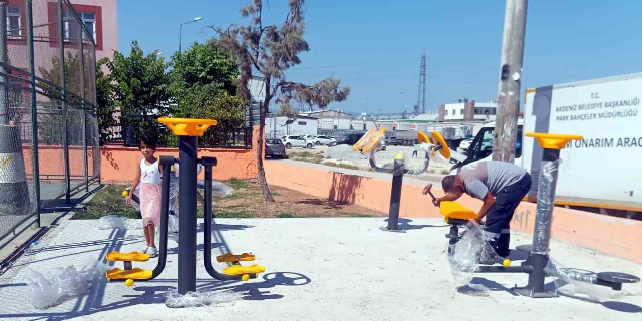 Mersin’de Çocuk Oyun Parklarının Eksikleri Gideriliyor, Yeşil Alanlara Bakım Yapılıyor