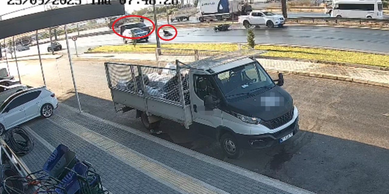 Kaza Yapan Motosikletlinin Araç Altında Kalmaktan Son Anda Kurtuluşu Kamerada