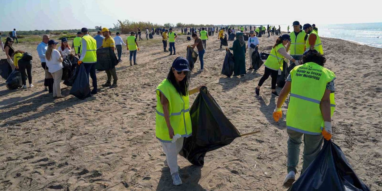 Tarsus Plajı’ndan Bir Ton Atık Toplandı