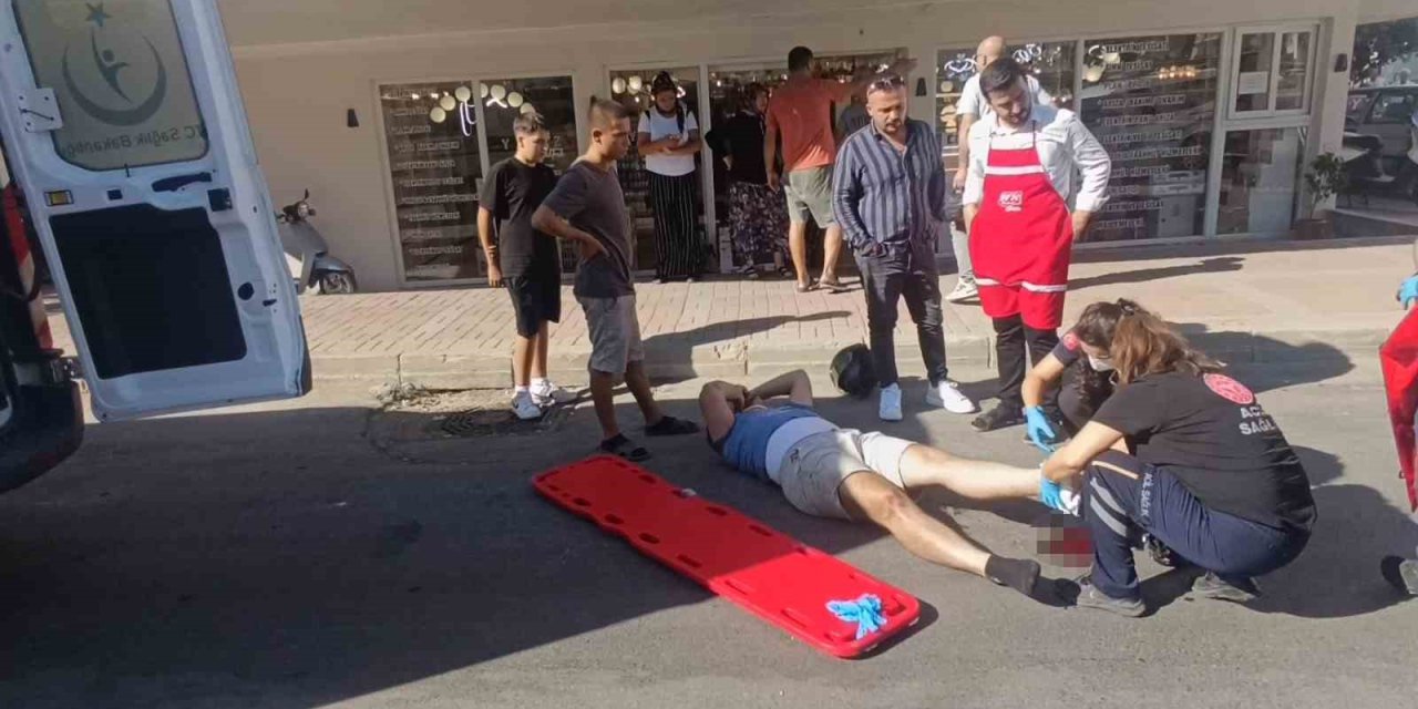 Otomobille Çarpışan Motosikletli Metrelerce Savruldu: O Anlar Kamerada