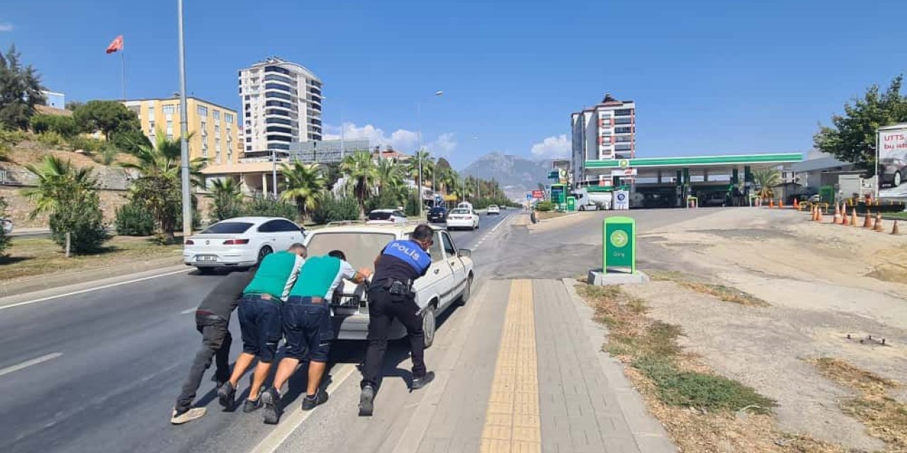 Yakıtı Biten Otomobili Polis Ve Vatandaşlar İterek Akaryakıt İstasyonuna Götürdü