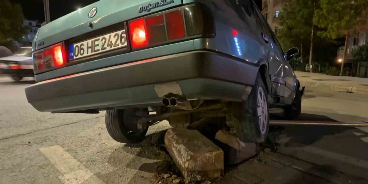 Otomobil Refüje Çıktı, Kazanın Ardından Araçtan İnip Kaçtılar