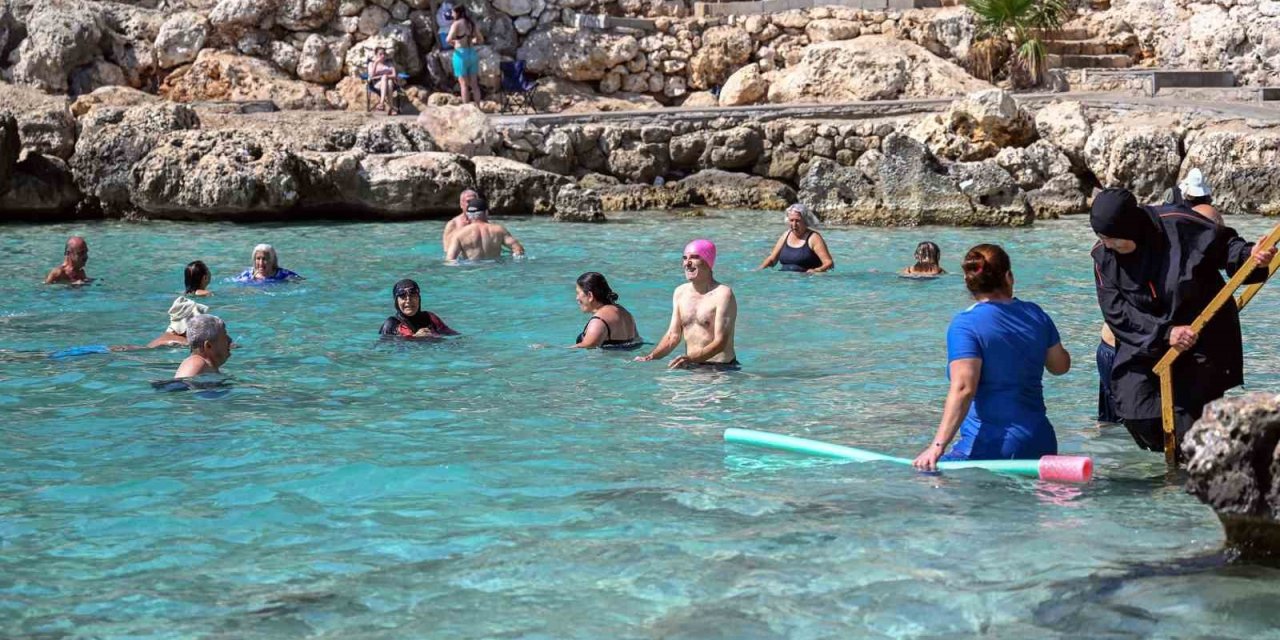 Emekli Evi Üyeleri Yapraklı Koy’da Denizin Keyfini Çıkardı