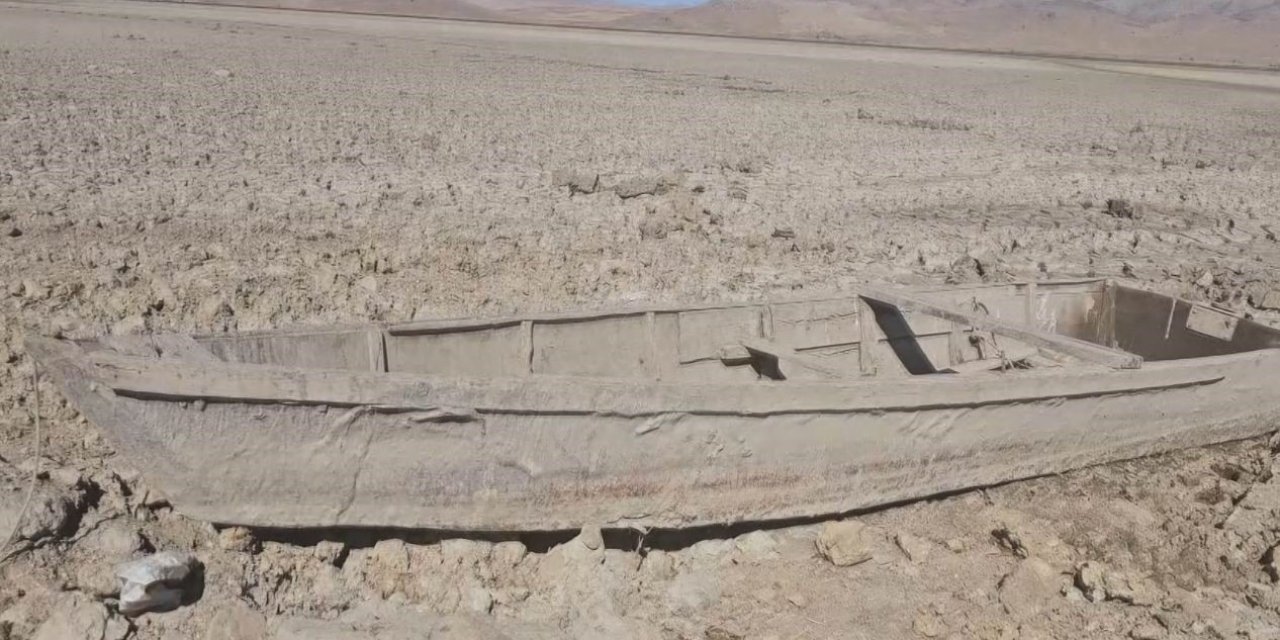 Çavuşçu Gölü Kurudu, Çatlamış Toprağa Dönüştü