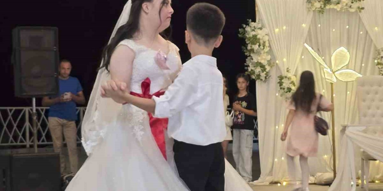 Down Sendromlu Gülsüm’ün Beyaz Gelinlik Hayali Gerçek Oldu