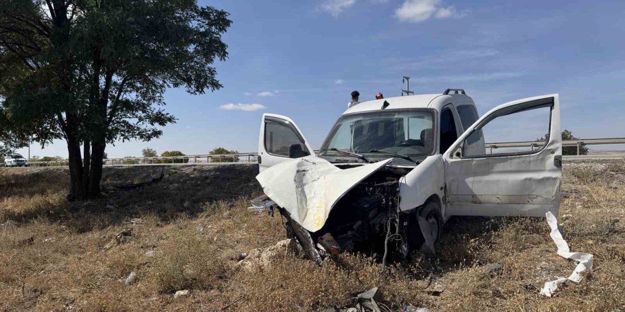 Şarampole Düşen Araçtakiler Kazayı Hafif Atlattı