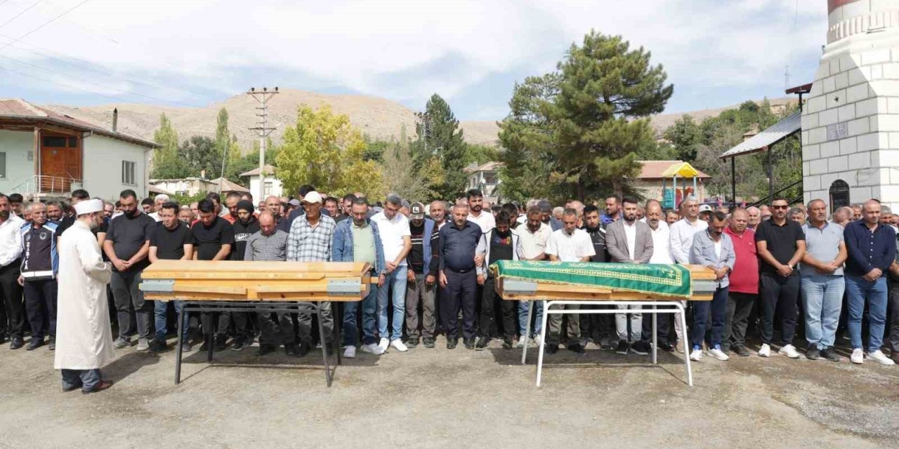 Kazada Ölen İkiz Çocuklara Acı Veda