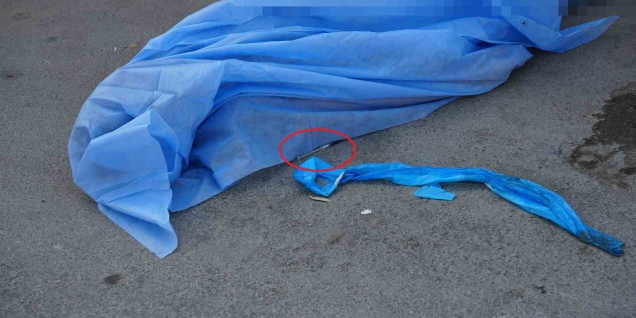 Sokak Ortasında Yanında Şırıngayla Ölü Bulundu