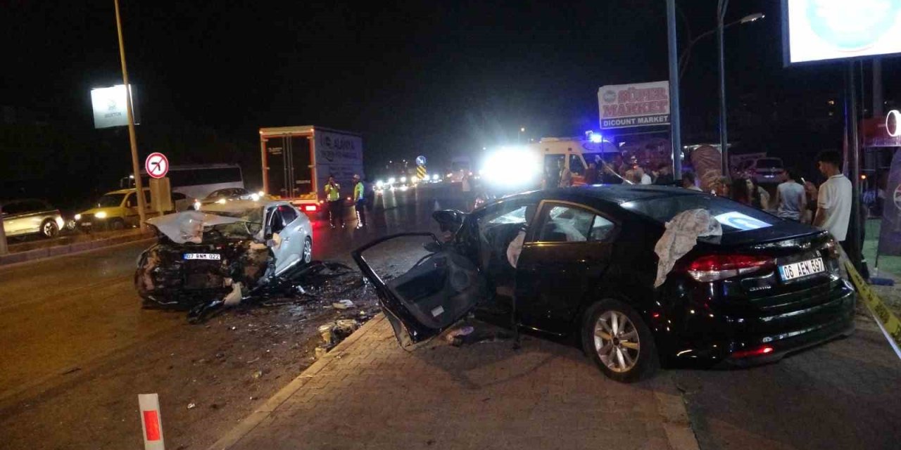 Antalya’da Karayolunu Savaş Alanına Çeviren Feci Kaza: 2 Ölü, 2 Yaralı