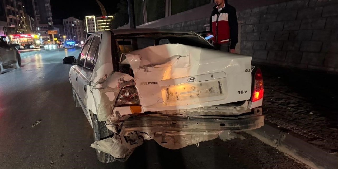 Niğde-bor Otoyolu’nda Midibüs Otomobile Arkadan Çarptı: 1 Yaralı