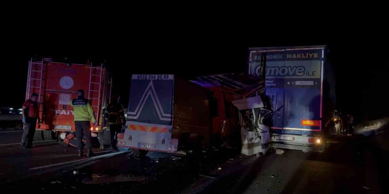 Tarım İşçilerini Taşıyan Minibüs Tıra Arkadan Çarptı: 3 Ölü, 16 Yaralı