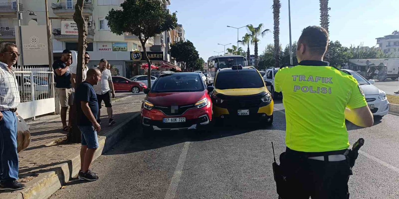 Kendisini Bekleyen Araca Koşarken Otomobil Çarptı: O Anlar Güvenlik Kamerasında