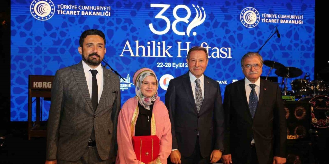 Yılın Türkiye Çırağı Rahime Nur Altın, Ödülünü Bakan Bolat’tan Aldı