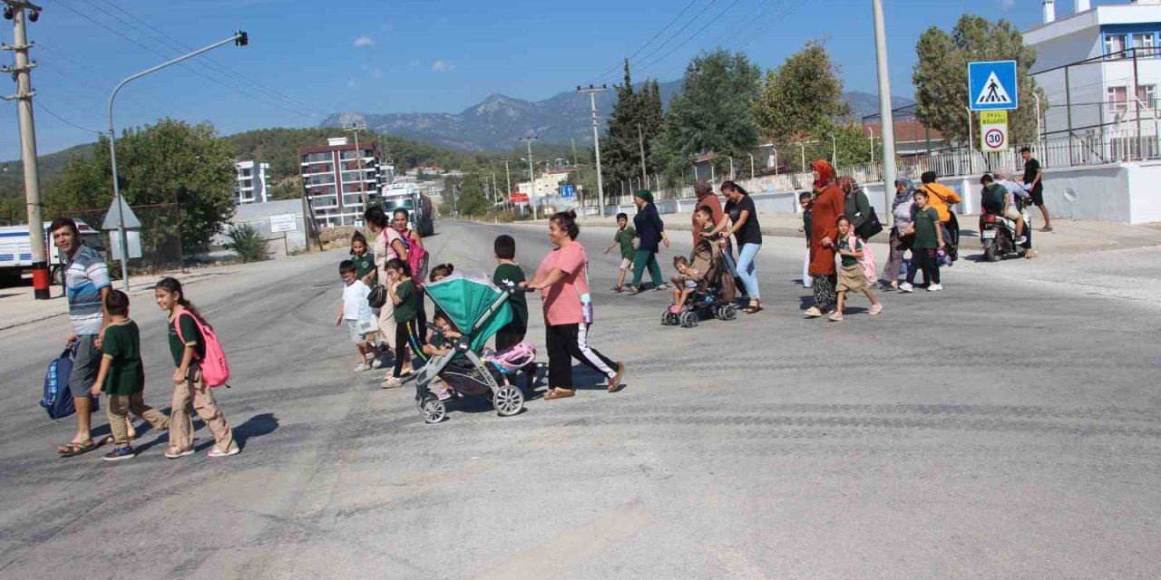 Veliler Üst Geçit İçin Toplanıp Çağrı Yaptı