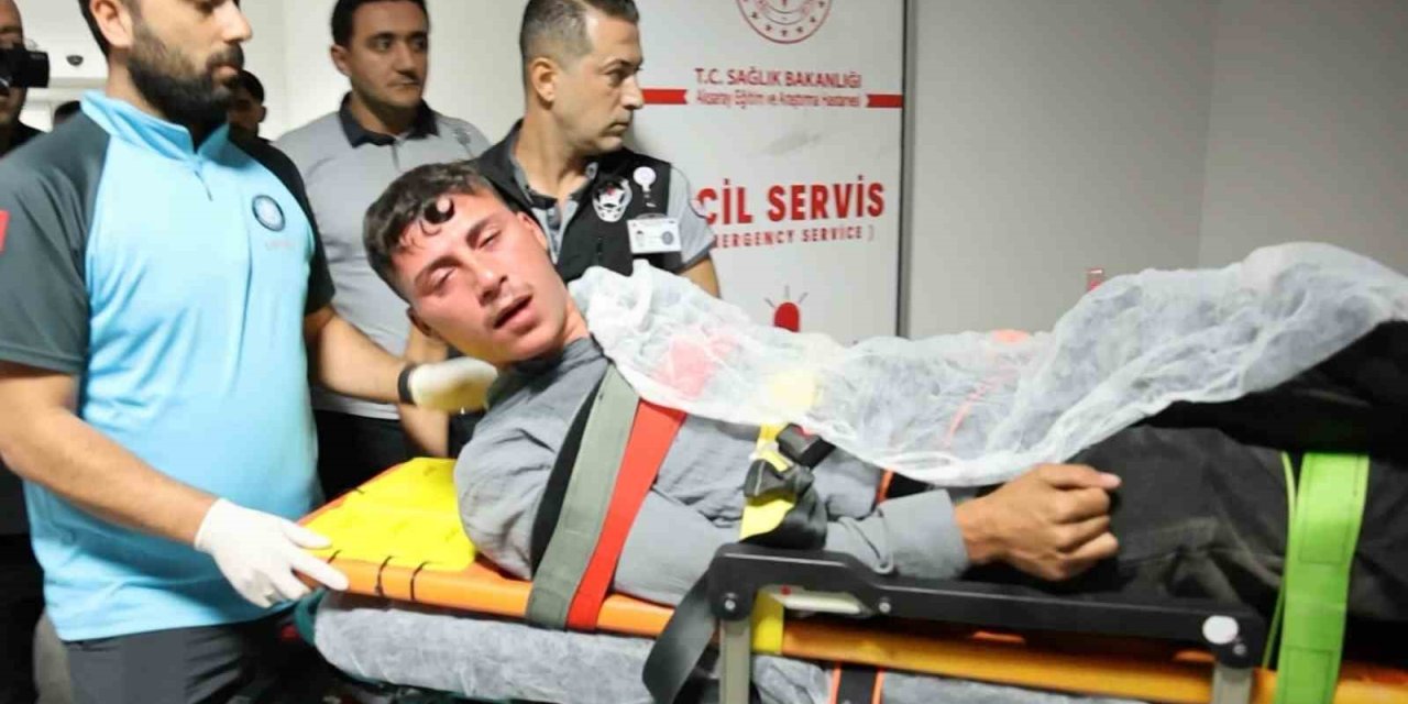 Kavga Eden Gençler Birbirlerini Bıçakladı: 2 Yaralı