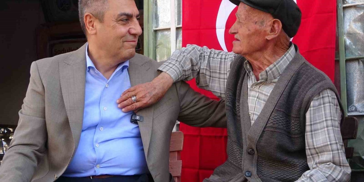 90 Yaşında 50 Yıldır Bakkal İşletiyor: Köyün ’garip Dedesi’ Valiye Türkü Söyledi